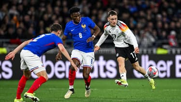 Florian Wirtz devance Aurélien Tchouaméni lors du match amical France-Allemagne (0-2), le 23 mars 2024