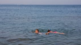 Une mère et sa fille en train de nager et de regarder les fonds marins à l'aide d'un tuba (Photo d'illustration).