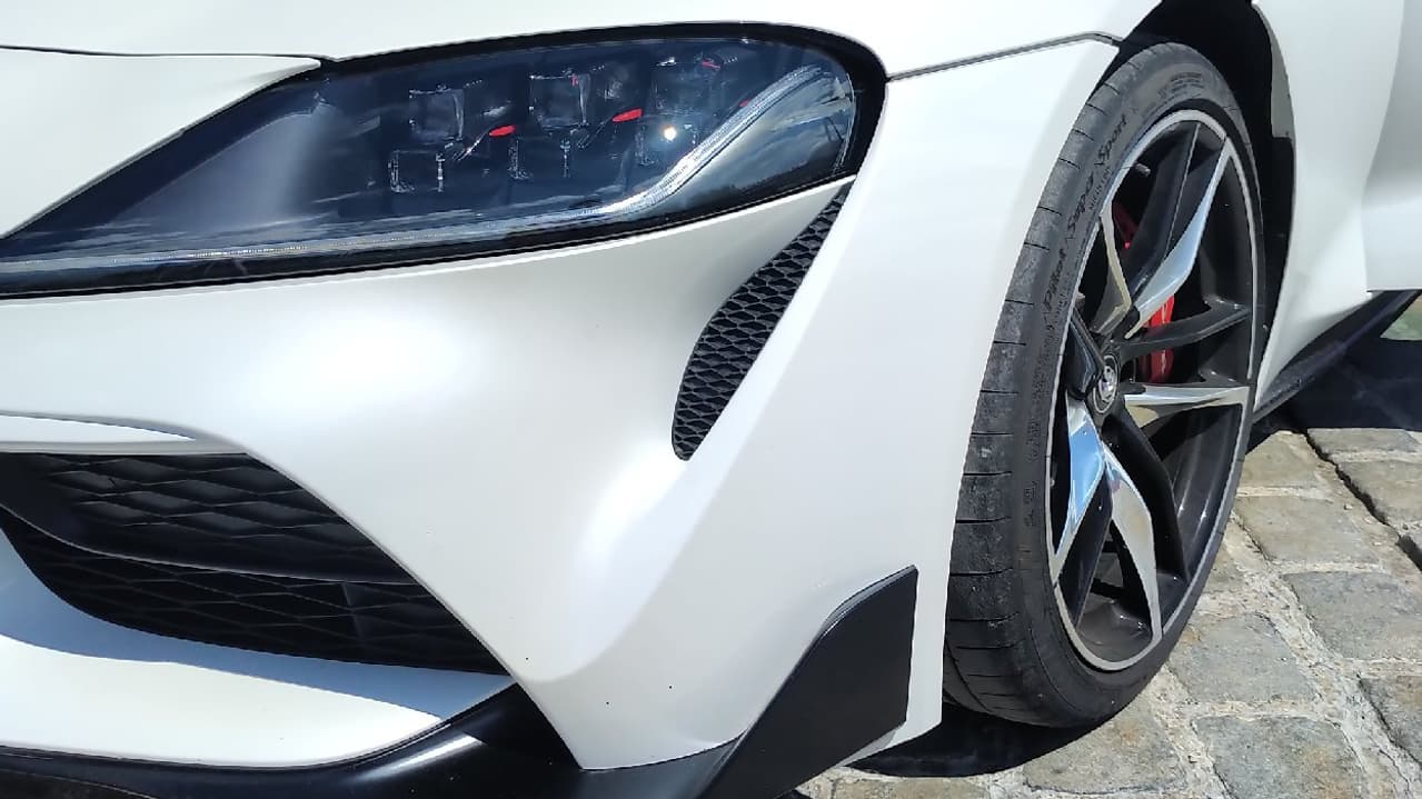 Les lignes acérées sont une des caractéristiques de cette Supra.