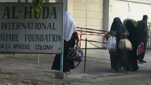 Des étudiantes arrivent à l'institut Al-Huda à Multan au Pakistan, le 7 décembre 2015