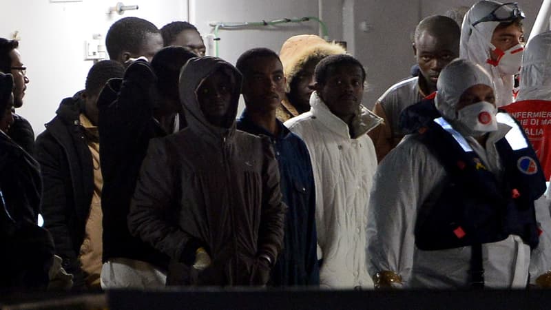 Des rescapés du naufrage en Méditerranée arrivent à Catane, en Sicile, dans la nuit de lundi à mardi. 