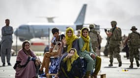 Photo fournie par l'armée américaine montrant des enfants attendant un avion pour quitter l'Afghanistan à l'aéroport de Kaboul, le 19 août 2021