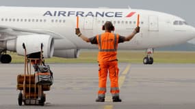 Un agent de piste à l'aéroport de Lesquin, dans le nord de la France, le 9 juin 2014.