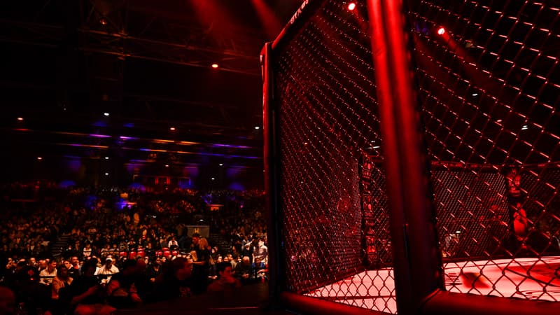 "Il s'est effondrÃ© vers la fin du combat": un combattant de MMA meurt dans la cage, une...