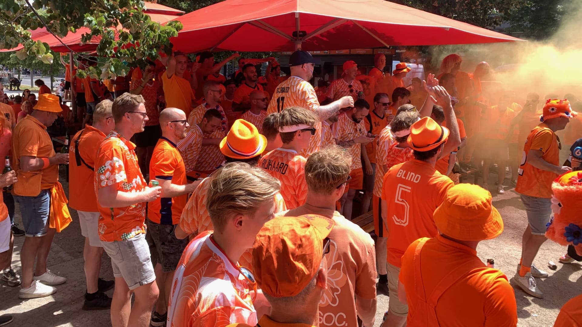 La marée orange a déferlé sur la ville de Berlin avant le dernier match des Pays-Bas dans le groupe D.