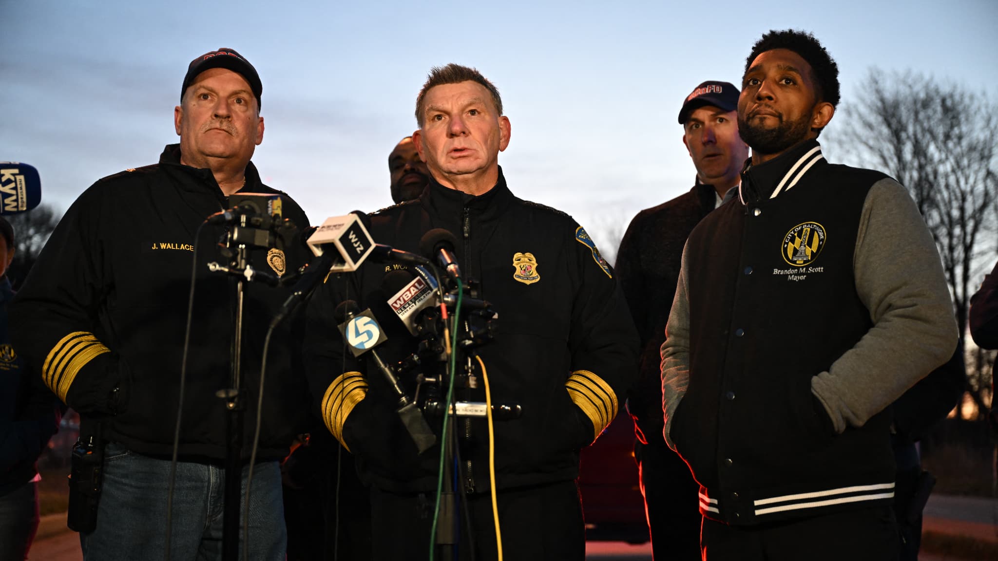 Le commissaire de police de Baltimore, Richard Worley, accompagné du maire Brandon Scott et du chef des pompiers James Wallace lors d'une conférence de presse sur l'effondrement du pont à Baltimore, dans le Maryland, le 26 mars 2024.