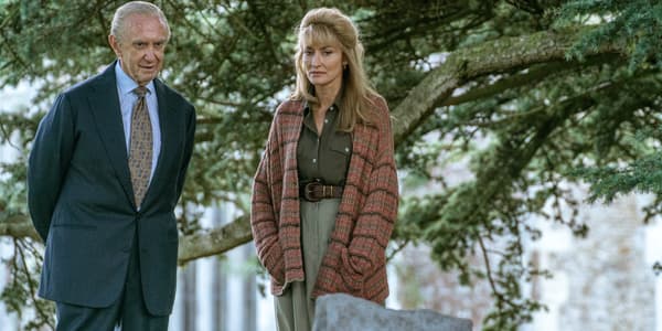 Jonathan Pryce (le prince Philip) et Natasha McElhone (Penelope Knatchbull) dans "The Crown", saison 5