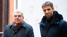 Thomas Bach pose à côté de Tony Estanguet, le 1er décembre 2023, à Paris