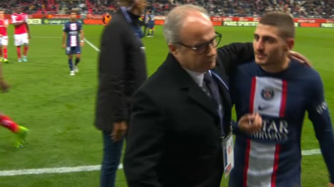 Luis Campos raccompagne Marco Verratti au vestiaire à la mi-temps de Reims-PSG, le 8 octobre 2022