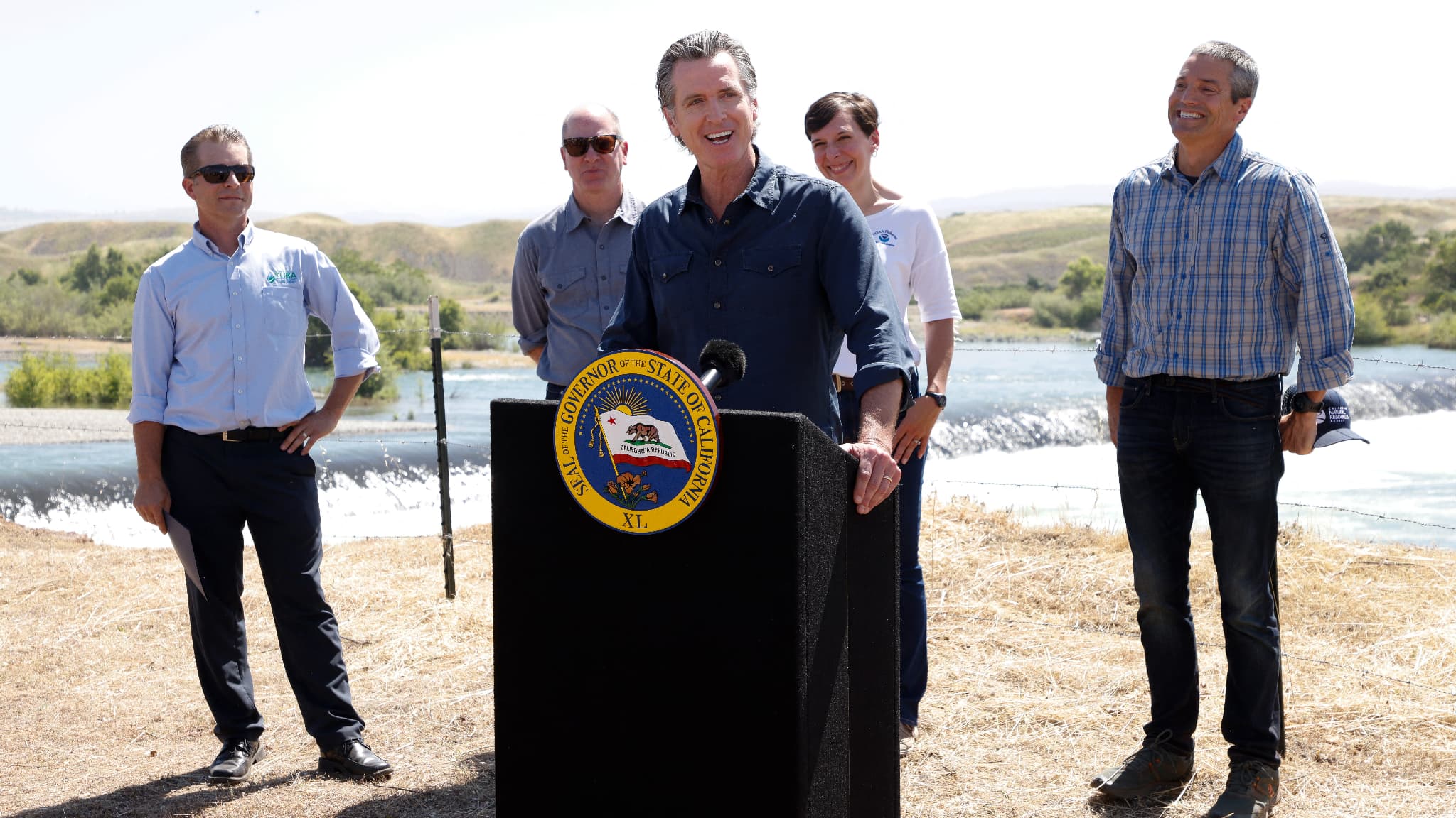 Le gouverneur de Californie Gavin Newsom s'adresse aux médias lors d'une conférence de presse sur la rivière Lower Yuba et le barrage de Daguerre Point à Marysville, en Californie, le 16 mai 2023. Le gouverneur de Californie Gavin Newsom s'adresse aux médias lors d'une conférence de presse sur la rivière Lower Yuba et le barrage de Daguerre Point à Marysville, en Californie, le 16 mai 2023.