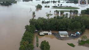 Une séquence vidéo prise le 18 décembre 2023 et diffusée le 19 décembre par la police du Queensland montre les dégâts causés par les inondations autour de Cairns, dans le nord-est de l'Australie, dans l'État du Queensland. 