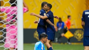 Achraf Hakimi qui célèbre son but dans les bras de Bradley Barcola juste avant la mi-temps, en huitièmes de finale de Coupe du monde des clubs contre l'Inter Miami, dimanche 29 juin 2025.