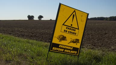 Cette photographie prise près de Neuille-Pont-Pierre, dans le centre de la France, le 18 septembre 2022, montre un panneau d'avertissement indiquant "chasse en cours".
