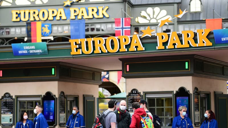Des visiteurs sont surveillés par des membres du personnel alors qu'ils attendent pour franchir l'entrée principale d'Europa Park à Rust, dans l'ouest de l'Allemagne. 