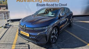 Cette Renault Mégane E-Tech se déverrouille via reconnaissance faciale à l'approche de son propriétaire.