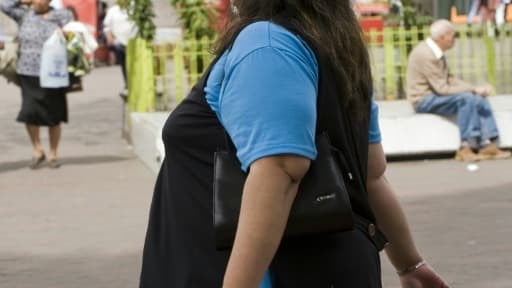 En Amérique latine -ici, une femme dans une rue de Mexico-, 58% de la population est en surpoids, principalement à cause d'une mauvaise alimentation chez les femmes et les enfants, selon un rapport de l'OMS et de la FAO