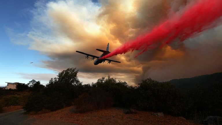 Un avion largue du retardant sur l'incendie LNU Lightning Complxe, le 20 août 2020 à Healdsburg, en Californie