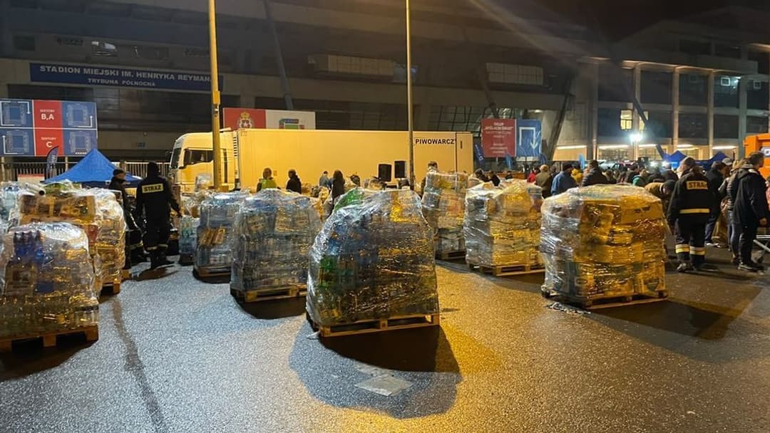 Des palettes de vivres sur le point d'être acheminées en camion de Cracovie vers Lviv en Ukraine.