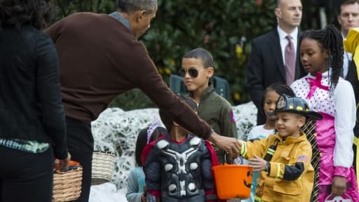 Le président Barack Obama et son épouse Michelle distribuent des bonbons aux enfants lors de la réception annuelle d'Halloween à la Maison Blanche, le 30 octobre 2015 à Washington