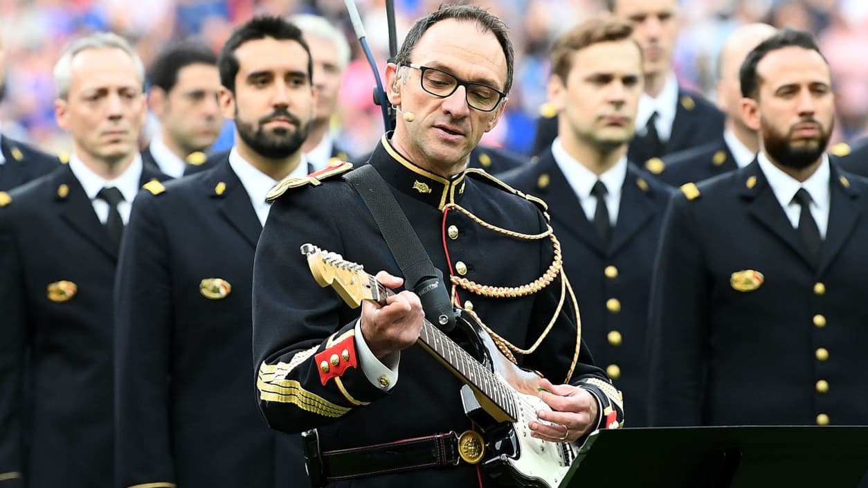 Jean-Pierre Mékil, le "rockeur" de la garde républicaine au Stade de France, le 13 juin 2017 Jean-Pierre Mékil, le "rockeur" de la garde républicaine au Stade de France, le 13 juin 2017
