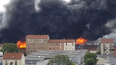 Un entrepôt en feu à Aubervilliers