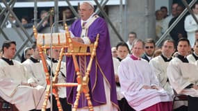 En visite à Naples, samedi, le pape François a dénoncé les activités des mafieux.