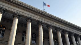 Lourde ambiance ce matin pour la reprise des cotations à la Bourse de Paris, après les attaques terroristes de vendredi. Malgré une ambiance négative, le marché devrait garder son sang froid.