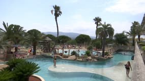 Une piscine dans un camping de Fréjus (Var), mi-juillet 2024. (Illustration)