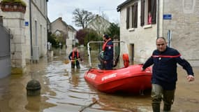 Des sapeurs-pompiers évoluent dans une rue inondée après des crues, le 31 mars 2024 à Nouâtre, en Indre-et-Loire 