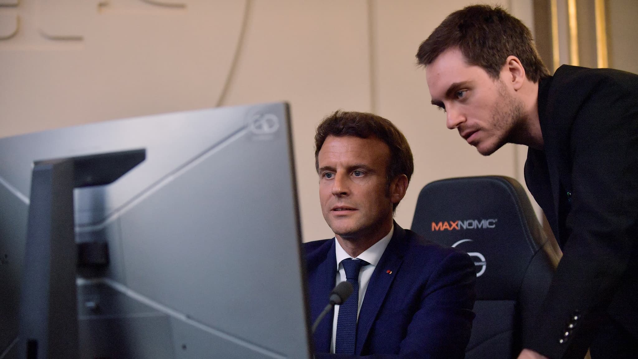 Emmanuel Macron et le streamer Adrien "ZeratoR" Nougaret lors d'une rencontre avec les acteurs de l'eSport français à l'Elysée en juin 2022.