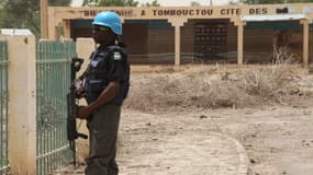 Un casque bleu de l'ONU à Tombouctou, au Mali, le 8 avril 2015.