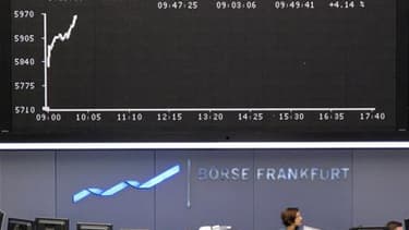A la Bourse de Francfort. Les marchés d'actions et l'euro affichent un vif rebond après l'adoption par l'Union européenne et le Fonds monétaire international d'un mécanisme massif de stabilisation visant à enrayer un effet domino de la crise de la dette g