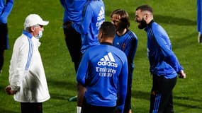 Carlo Ancelotti avec Luka Modric, Karim Benzema et Casemiro à l'entraînement du Real le 15 janvier 2022