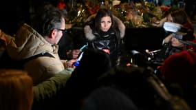 Laetitia Brodard s'exprime devant la presse, le 2 janvier 2026, à la recherche de son fils Arthur, disparu à la suite de l'incendie survenue à Crans-Montana