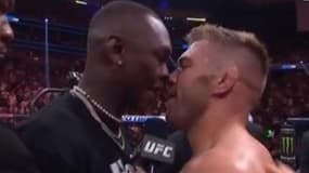 Israel Adesanya face à Dricus Du Plessis après la victoire du Sud-Africain sur Robert Whittaker à l'UFC 290