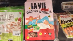 Des paquets de "lardons végétaux" de la marque française vendus dans un supermarché parisien en juillet 2022.