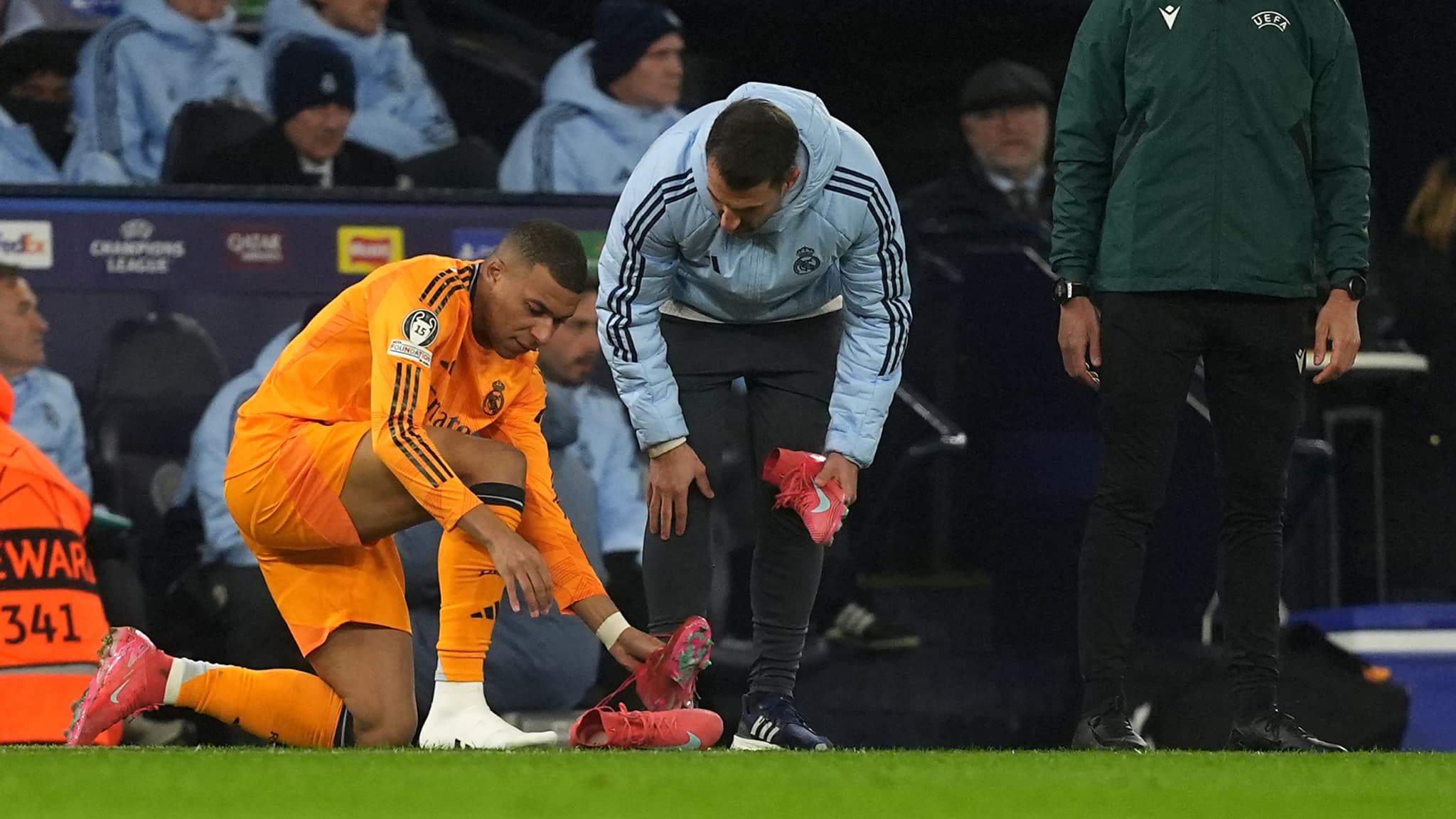 Mbappé change ses chaussures lors de Manchester City-Real Madrid, le 11 février 2025. Mbappé change ses chaussures lors de Manchester City-Real Madrid, le 11 février 2025.