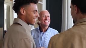 L'accueil de Désiré Doué à Clairefontaine par Didier Deschamps pour sa première convocation, le 17 mars 2025
