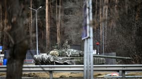 Un char russe dans la ville d'Irpin, à l'ouest de Kiev, le 4 mars 2022.