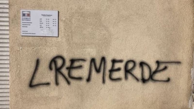 Le mur de la permanence Cécile Rilhac a été tagué.
