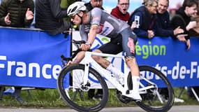 Mathieu van der Poel lors de Paris-Roubaix le 13 avril 2025