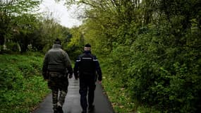 Des gendarmes lors de la battue pour retrouver Chloé, à Dammartin-en-Goële, en Seine-et-Marne, le 22 avril 2023