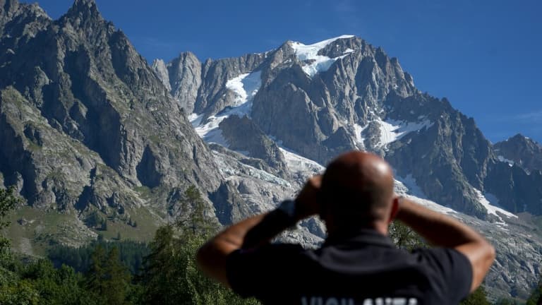 Surveillance de l'évolution du glacier de Planpincieux à Courmayeur (Italie), le 8 août 2020 dont un gros bloc menace de s'effondrer