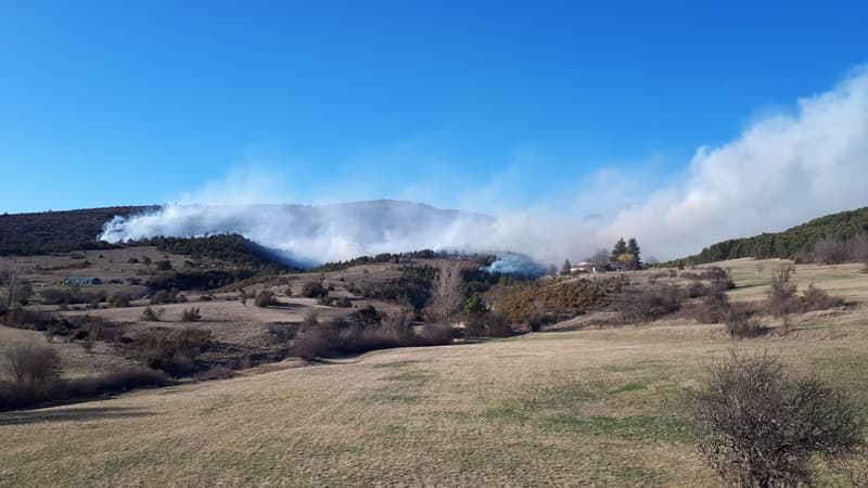 Var: incendie toujours en cours à Comps-sur-Artuby, une dizaine d'hectares de végétation partis en fumée