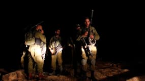 Soldats de Tsahal en Cisjordanie à la recherche de roquettes tirées depuis la bande de Gaza. Le gouvernement israélien a autorisé vendredi l'armée à rappeler jusqu'à 75.000 réservistes. /Photo prise le 16 novembre 2012/REUTERS/Ammar Awad