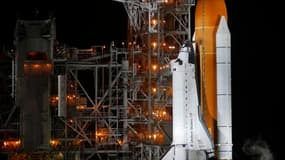 Sur le pas de tir de Cap Canaveral, la navette Atlantis se tient prête pour son ultime mission vers la Station spatiale internationale, prévue ce vendredi et après laquelle les Etats-Unis mettront un terme au programme de navettes spatiales. /Photo prise
