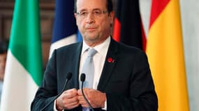 François Hollande a promis vendredi que les mesures de rigueur que le gouvernement français sera amené à prendre dans les prochains jours pour combler un besoin de financement estimé à dix milliards d'euros ne toucheront pas les classes moyennes. /Photo p