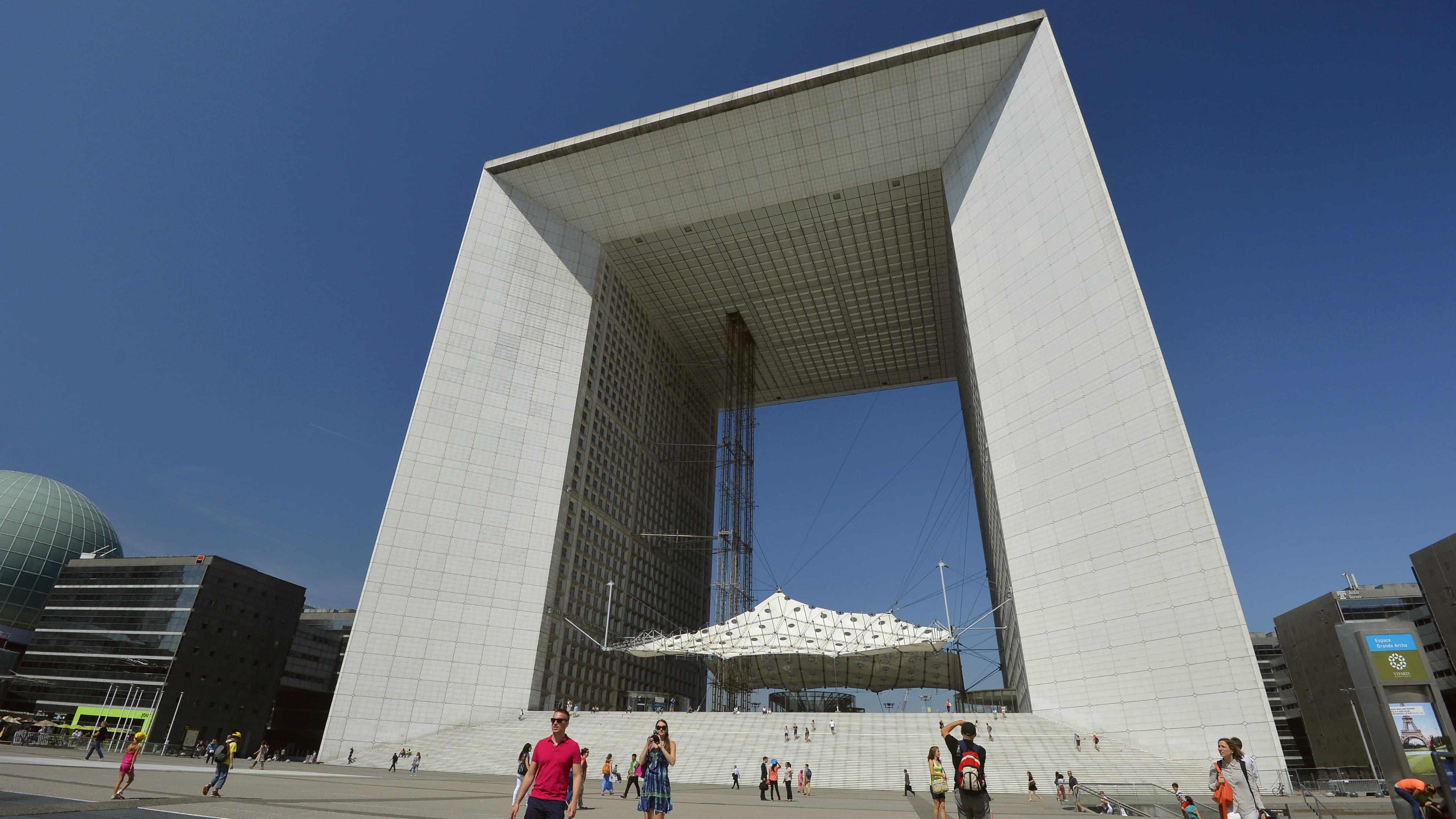 Toit De L Arche De La Défense La Défense: au sommet du Grand Paris, le toit de la Grande Arche s