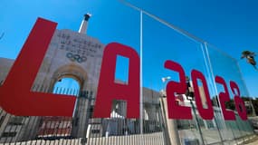 Le logo géant de LA 2028 en face du Memorial Coliseum, site des Jeux olympiques de 1932 et 1984.