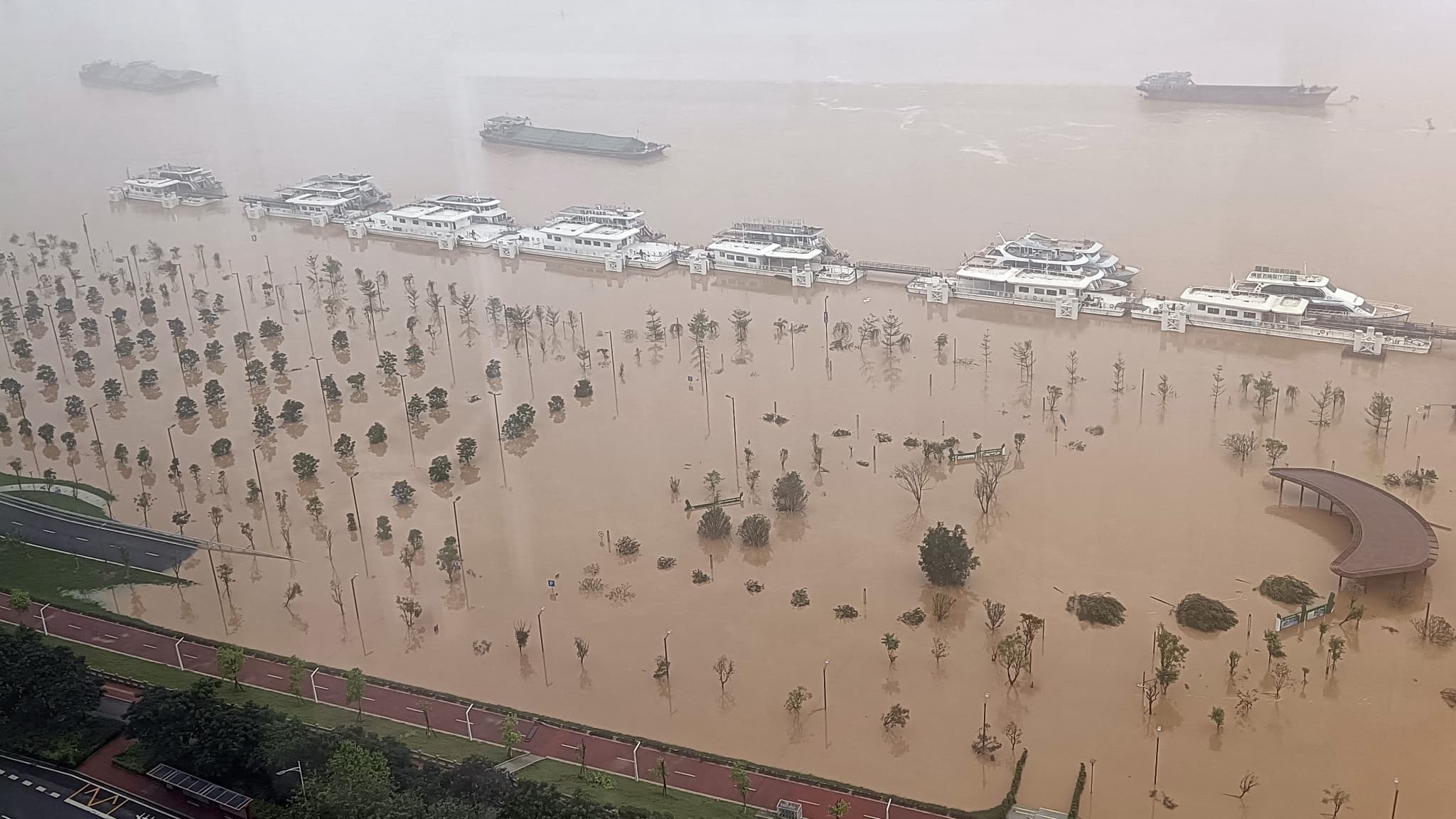 L'eau a envahi la ville de Qingyuan en Chine le 22 avril 2024, après des pluies diluviennes.